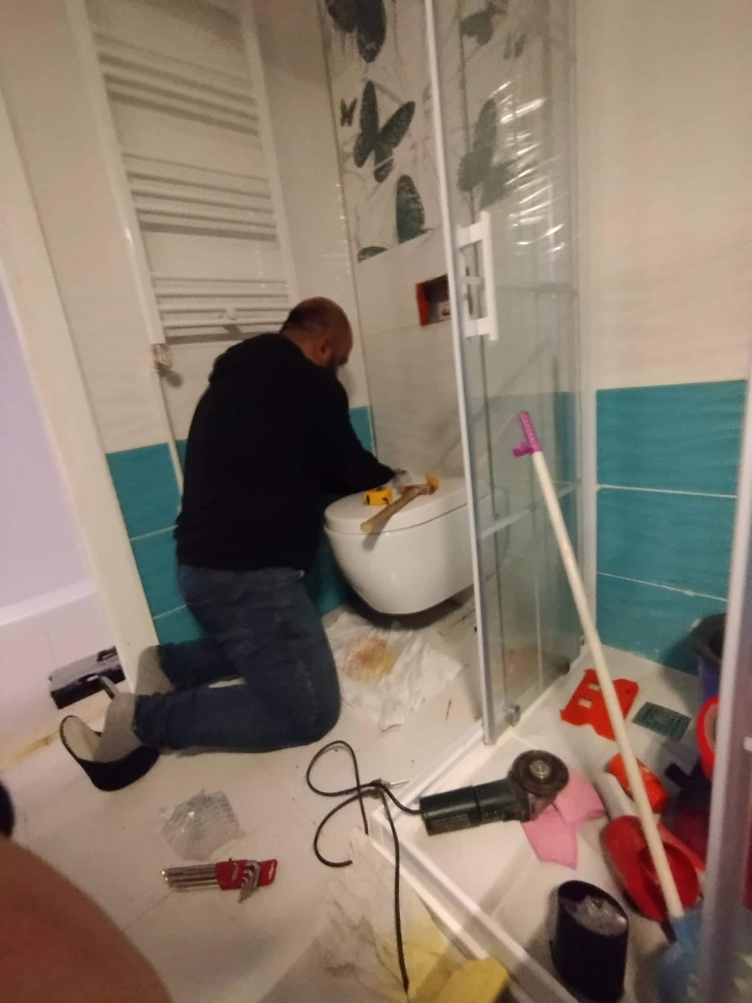 Duş ve klozet bulunan banyo