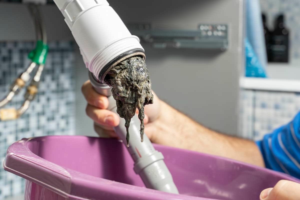 Lavabo bağlantısında görünen tortu ve birikim
