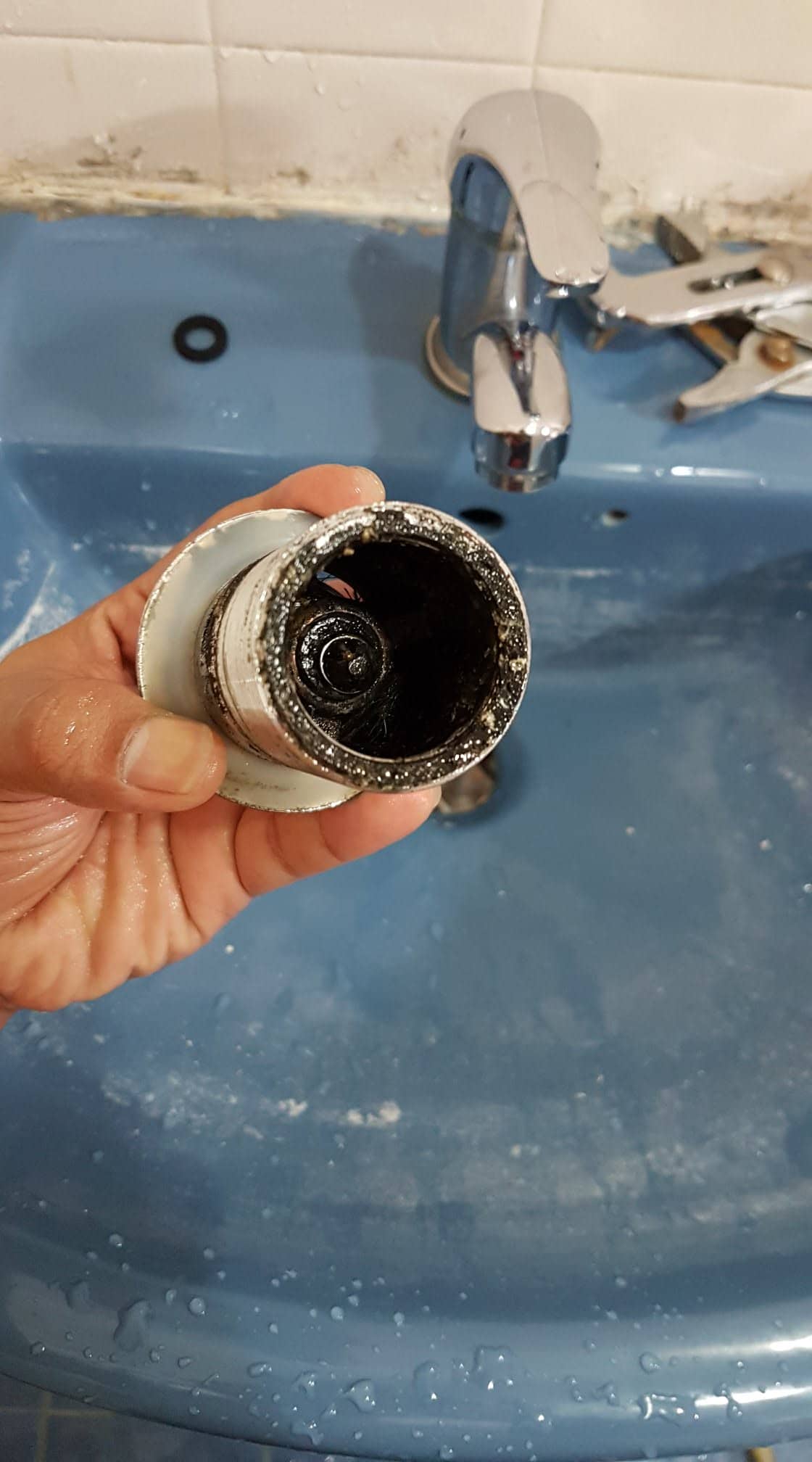 Lavabo gider bağlantısının iç görünümü