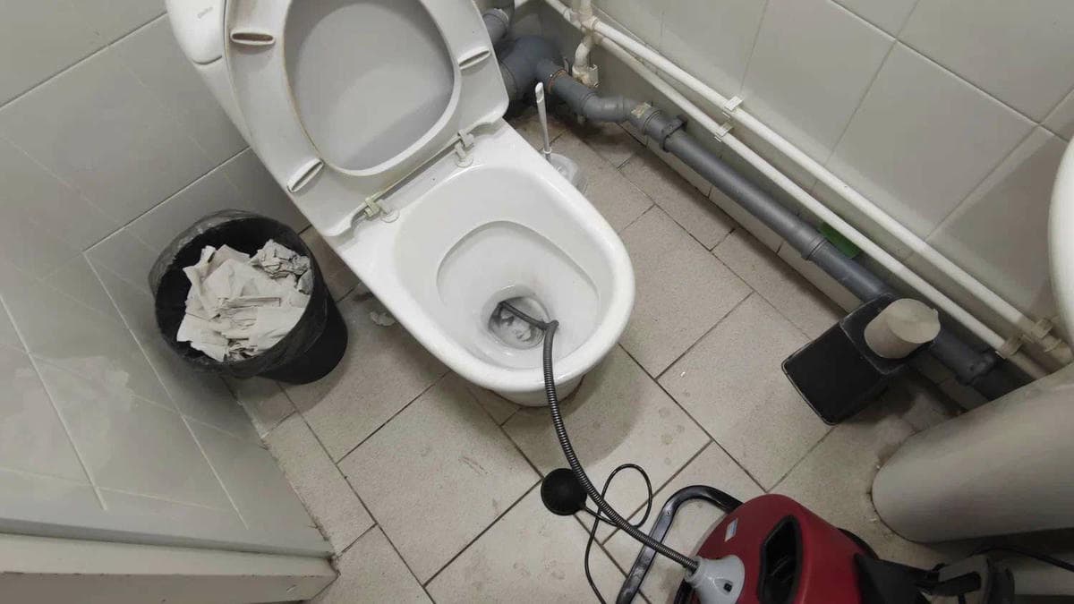 Klozet yanında spiral gider açma ekipmanı